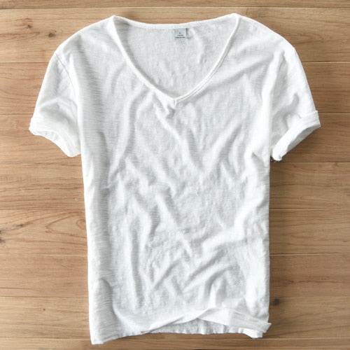 Schlankes Herren V-Ausschnitt Leinen Shirt, Kurzarm. Moderne Passform für elegantes Freizeit-Outfit.