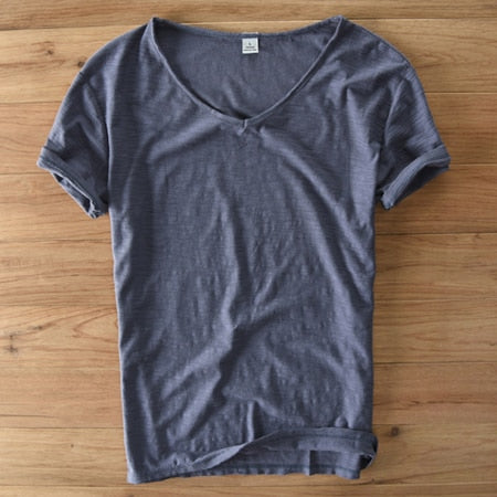 Das ideale Herren Sommer Shirt: V-Ausschnitt, Leinen, Kurzarm. Maximaler Komfort für warme Tage.