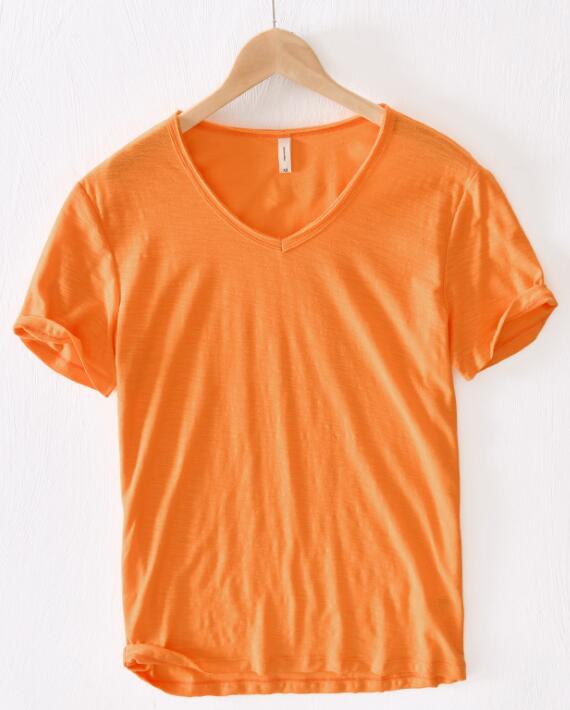 Herren Leinen V-Ausschnitt Shirt, Kurzarm. Perfekt kombiniert mit Sommerhosen für den eleganten Freizeitlook.