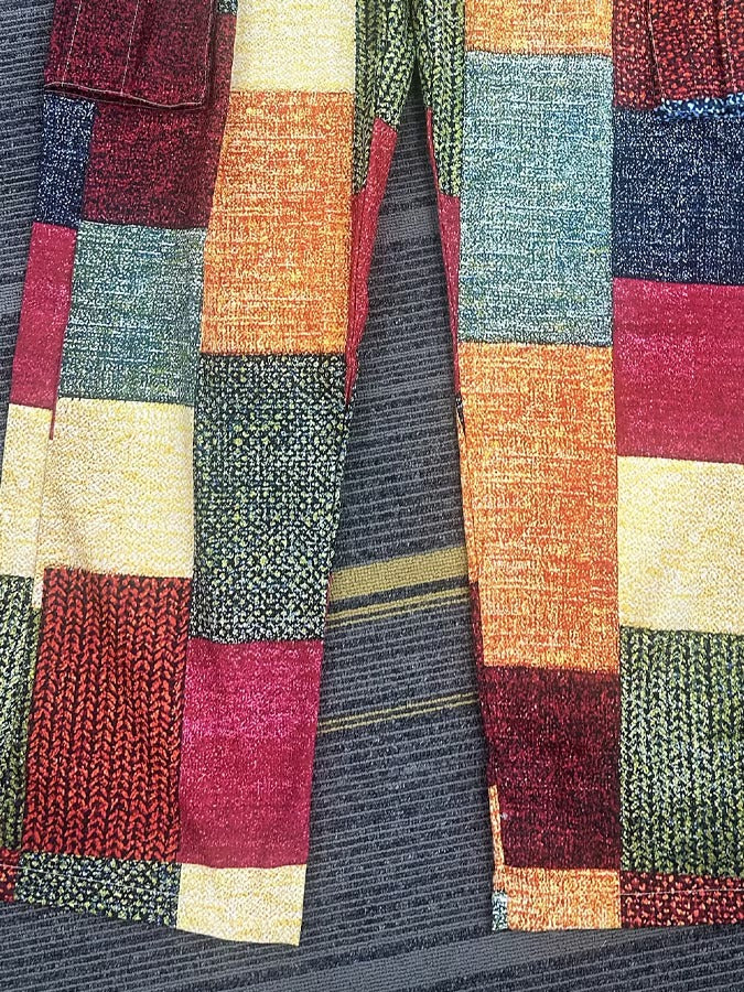 Rückansicht der Herren Vintage Cargohose. Lässiger Schnitt und bequeme Passform für stilvolle Freizeitmode.