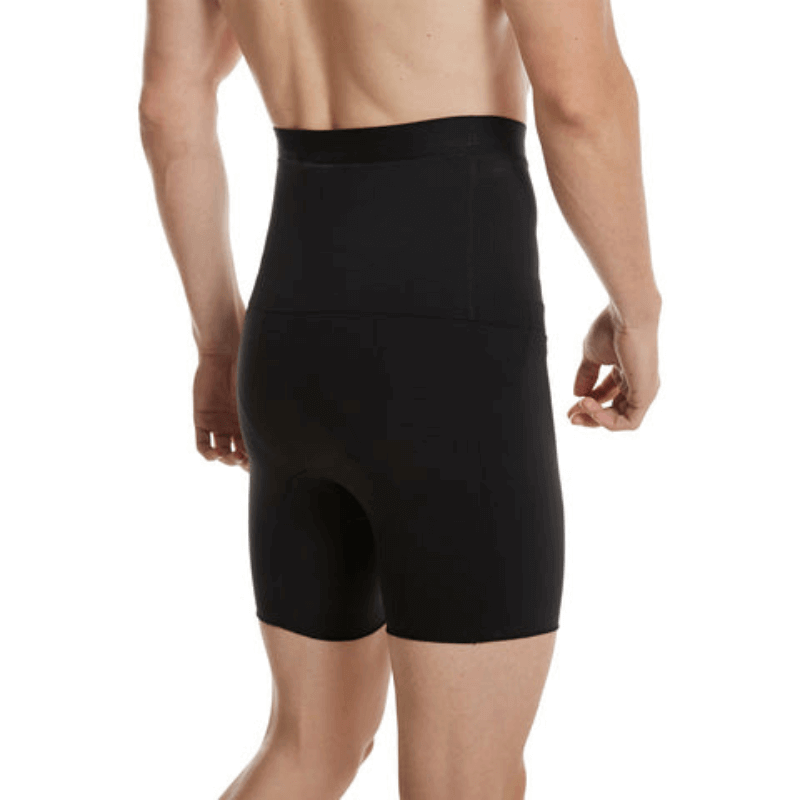 Mann trägt formende Kompressionsboxershorts; schlankmachender Effekt an Bauch und Taille sichtbar.