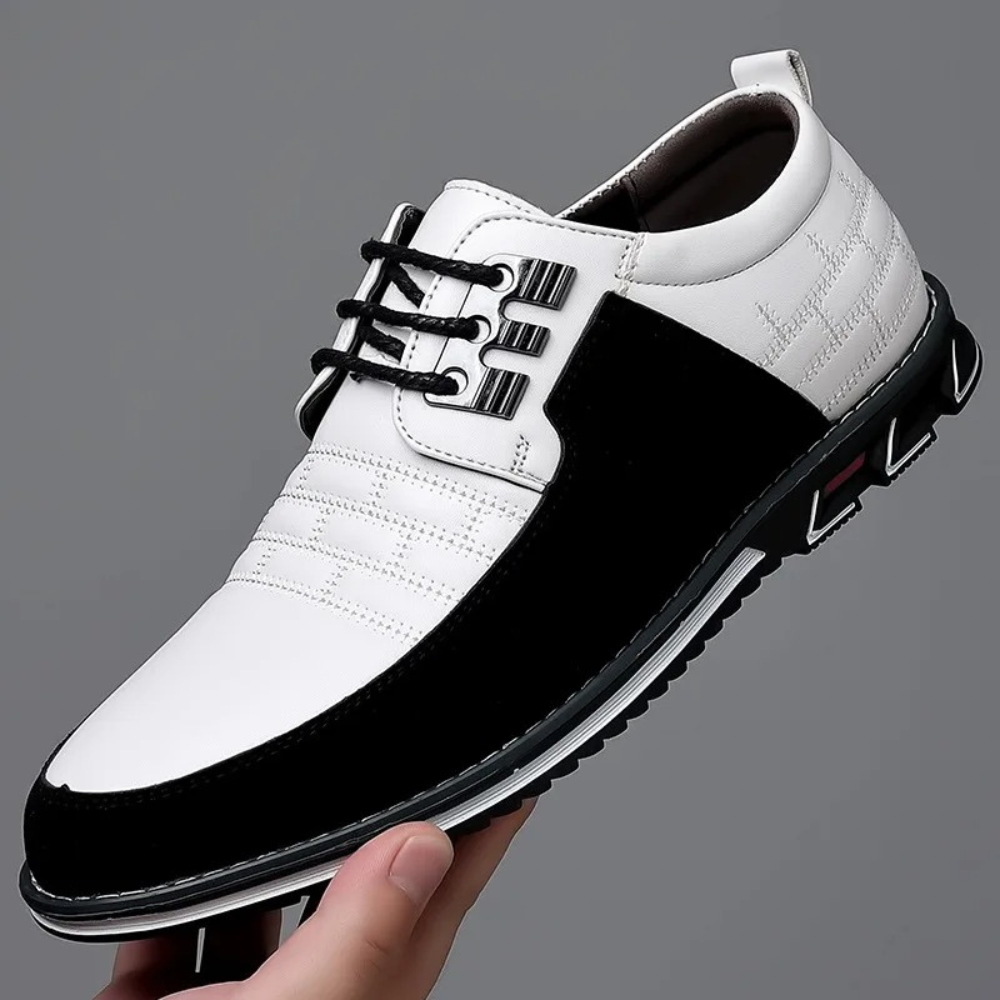 Mann trägt orthopädische Herrenschuhe. Genießen Sie Komfort & Stil bei jedem Schritt im Alltag oder Büro.