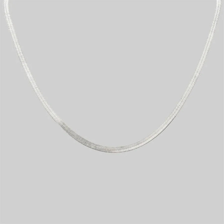 Minimalistische Gold Herringbone Choker Halskette für Damen, wasserdicht & schweißfest.