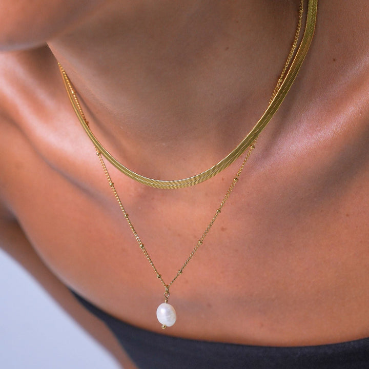 Schmuckset Gold für Damen: Glänzende Herringbone Kette & zarte Perlenkette mit Süßwasserperlen.