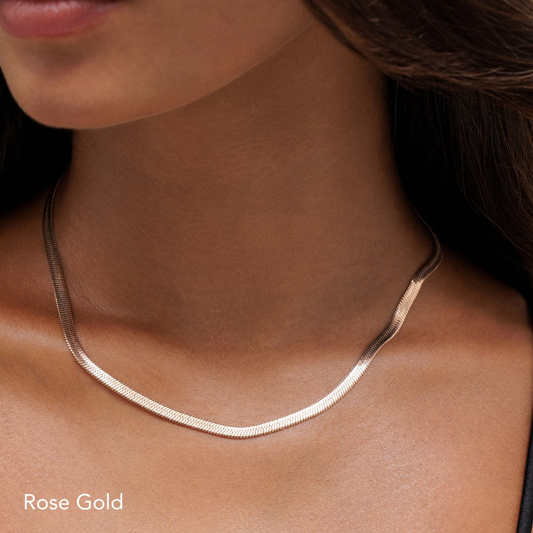 Elegante Damen Choker Halskette mit Herringbone Muster in Gold, wasserdicht & hypoallergen.