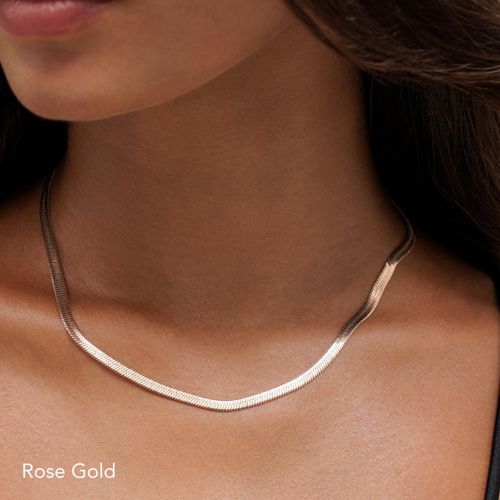 Elegante Damen Choker Halskette mit Herringbone Muster in Gold, wasserdicht & hypoallergen.