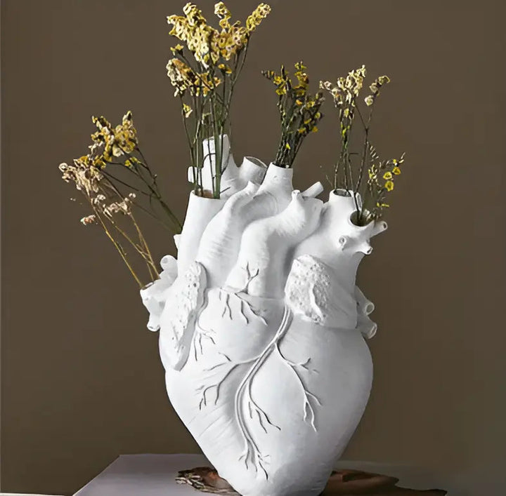 Moderne Herzvase aus Harz in Schwarz/Weiß mit goldenen Akzenten; ein elegantes Deko-Highlight.