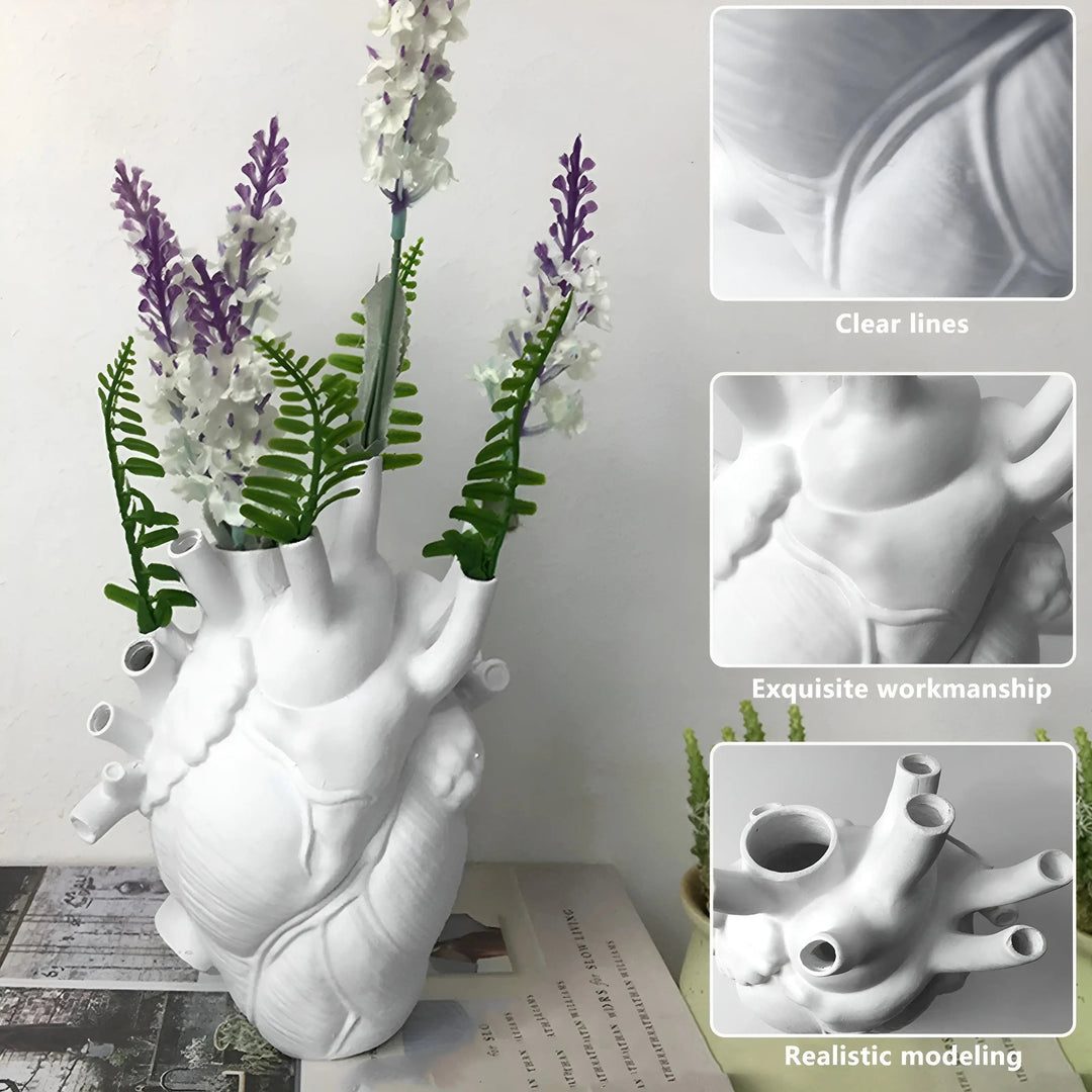 Künstlerische Herzvase mit griechischem Touch, aus Harz. Ein zeitloses Deko-Objekt für jedes Zuhause.