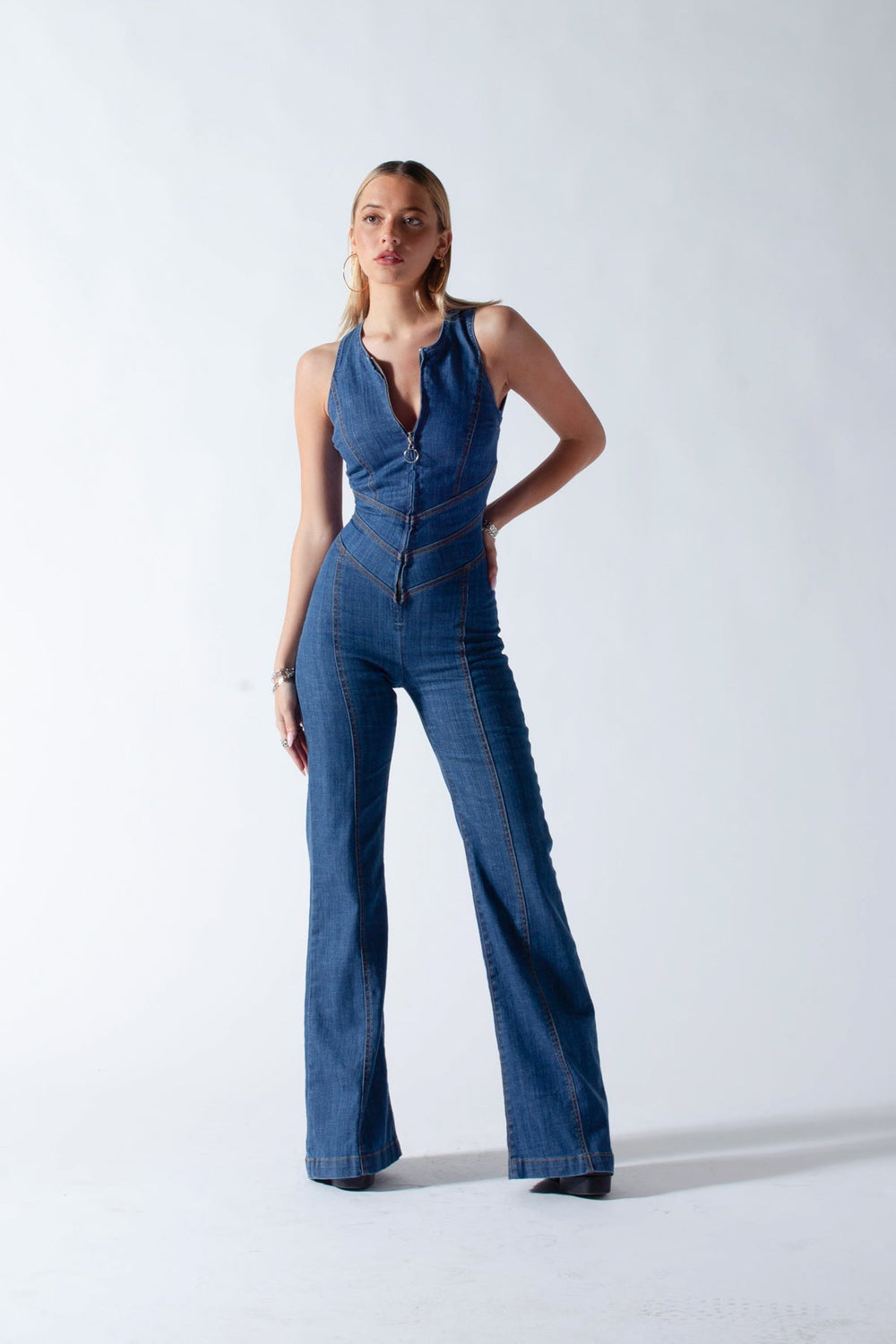 Eleganter rückenfreier Damen Sommer Jeans-Jumpsuit in Blau, perfekt als modischer Einteiler für Festivals.