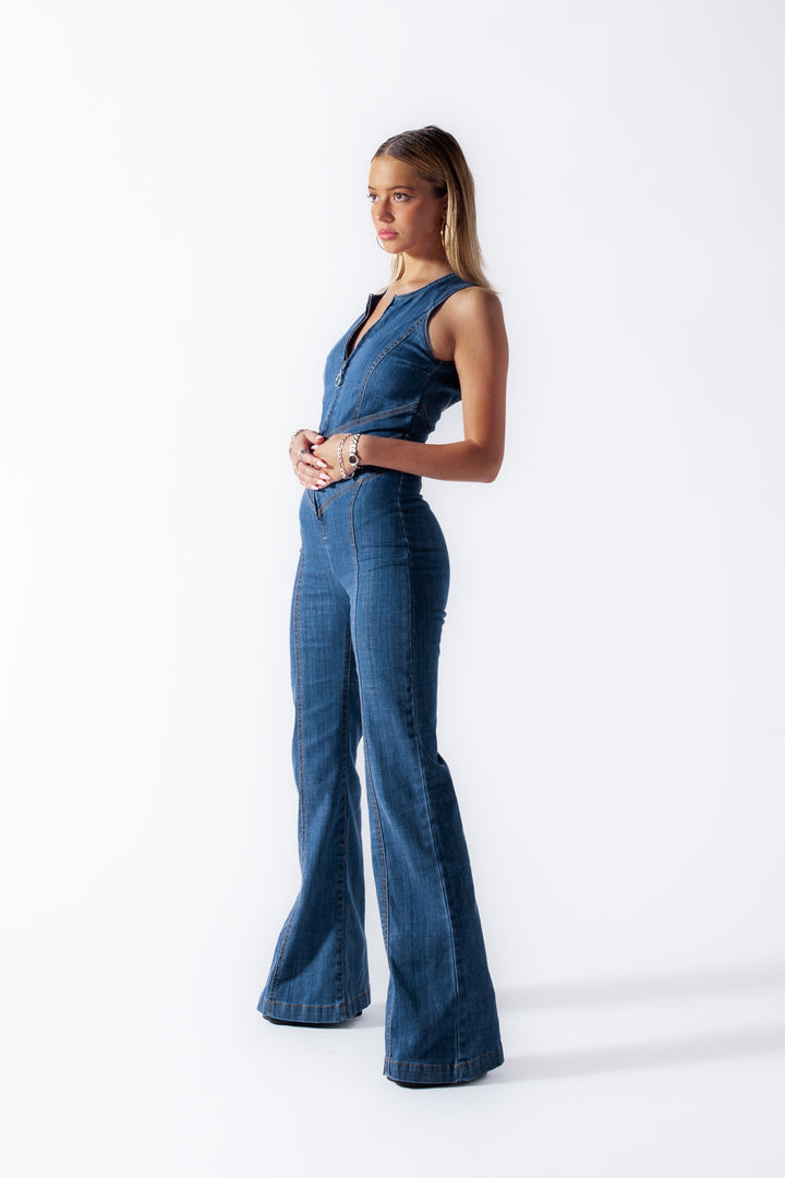 Modischer Damen Einteiler in Blau, rückenfreier Jeans-Jumpsuit mit Herz-Ausschnitt für elegante Sommerpartys.