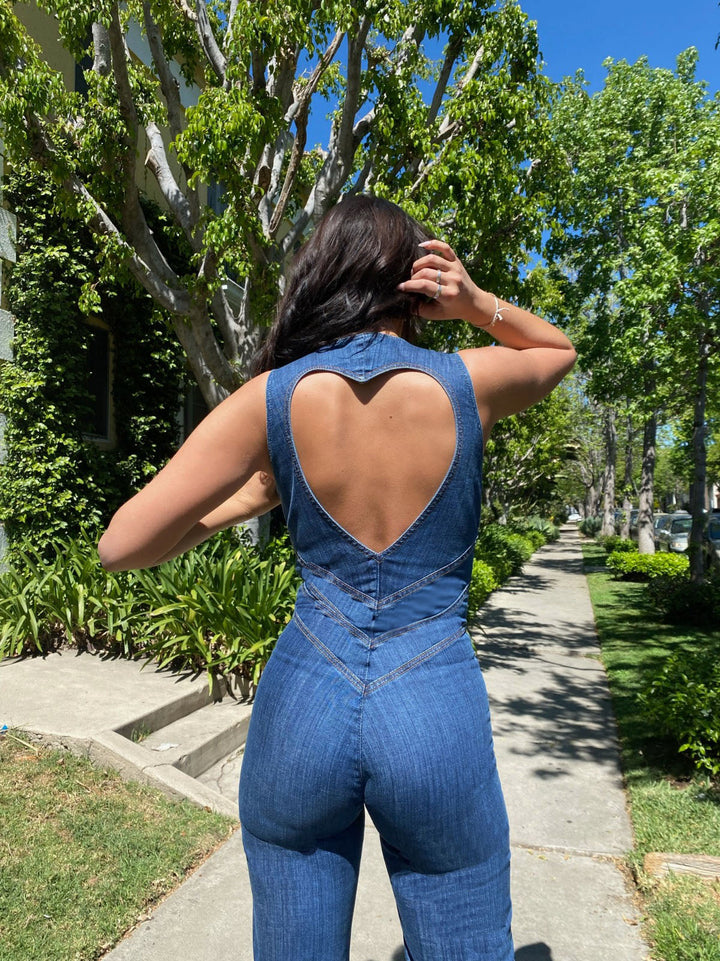 Stylischer blauer Damen Jumpsuit rückenfrei, eleganter Sommer-Einteiler mit Herz-Ausschnitt für Partys.