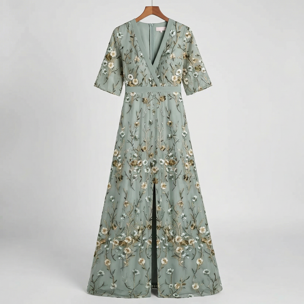 Leichtes, tailliertes Damen Sommerkleid mit zartem Blumenmuster und kurzem Arm für bequemen Tragekomfort.
