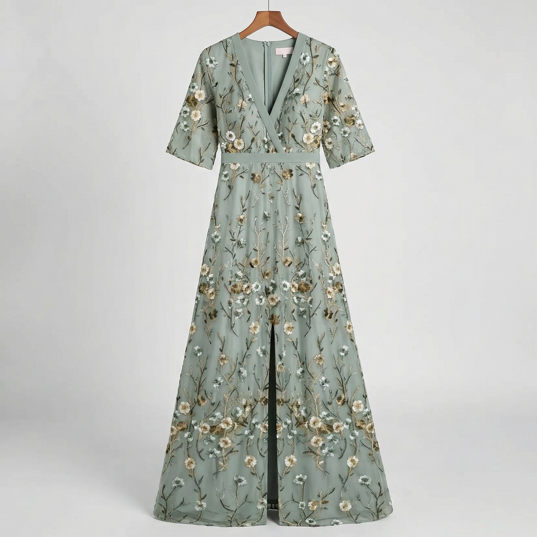 Leichtes, tailliertes Damen Sommerkleid mit zartem Blumenmuster und kurzem Arm für bequemen Tragekomfort.