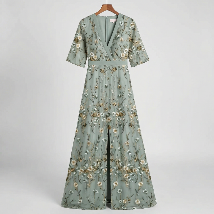 Leichtes, tailliertes Damen Sommerkleid mit zartem Blumenmuster und kurzem Arm für bequemen Tragekomfort.