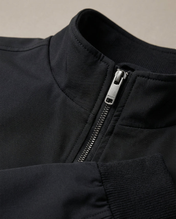 Schwarze leichte Herren Übergangsjacke mit Stehkragen, ideal für Outdoor, Freizeit & täglichen Gebrauch.