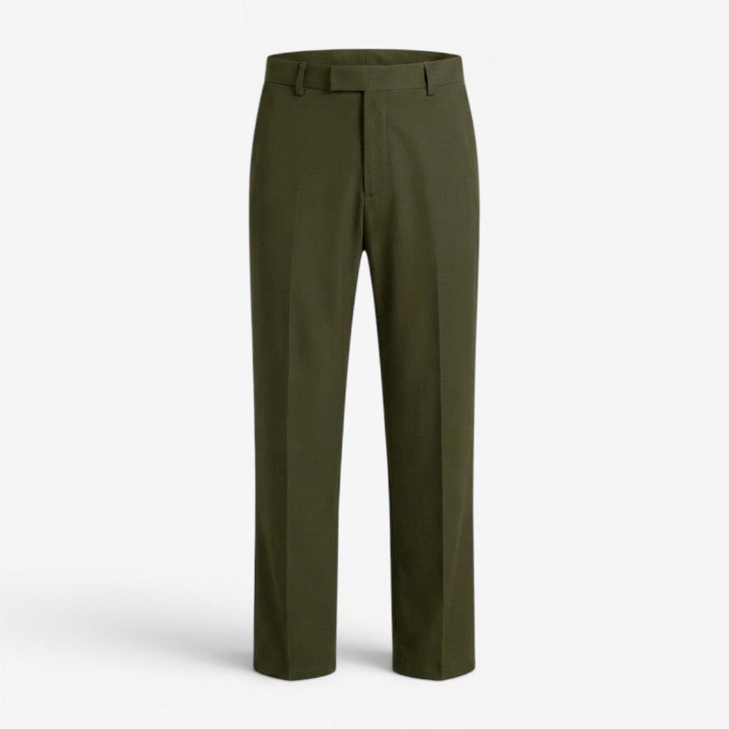Mann trägt elegante Slim Fit Business Hose, ideal für formelle Anlässe & den modernen Büro-Look.
