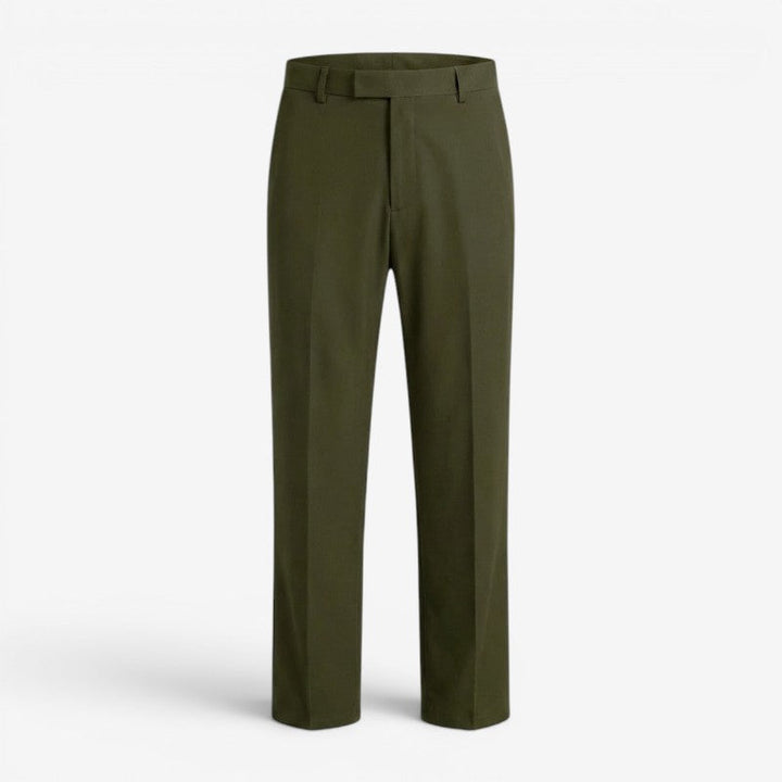 Mann trägt elegante Slim Fit Business Hose, ideal für formelle Anlässe & den modernen Büro-Look.