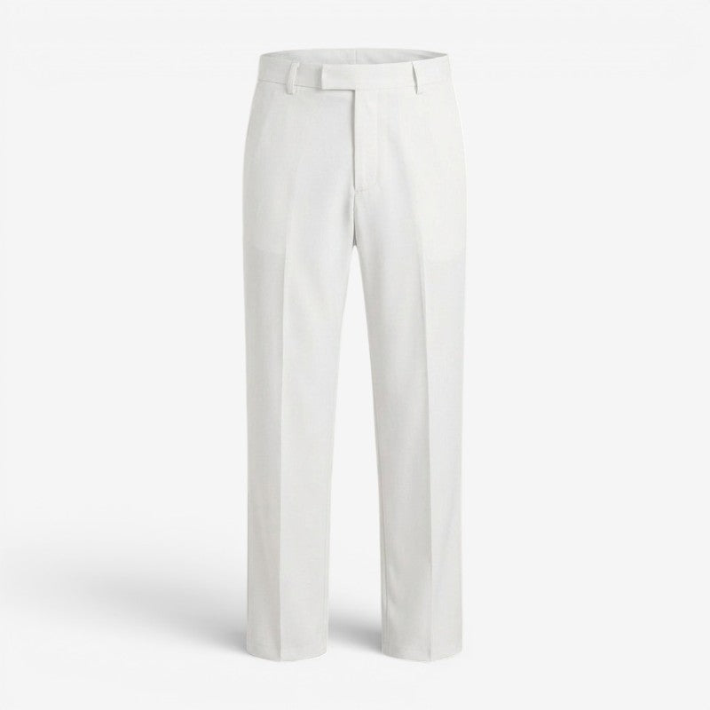 Mann trägt lässige Slim Fit Freizeithose, bequem für Alltag, Reisen & entspannte Casual-Outfits.