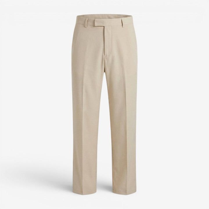 Mann im Büro trägt bequeme Slim Fit Anzughose, ideal für lange Arbeitstage & professionelles Auftreten.