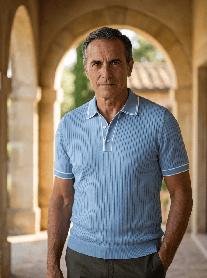 Geripptes Herren Polo-Shirt in Schwarz; elegant, bequem für Business Casual & Freizeit.