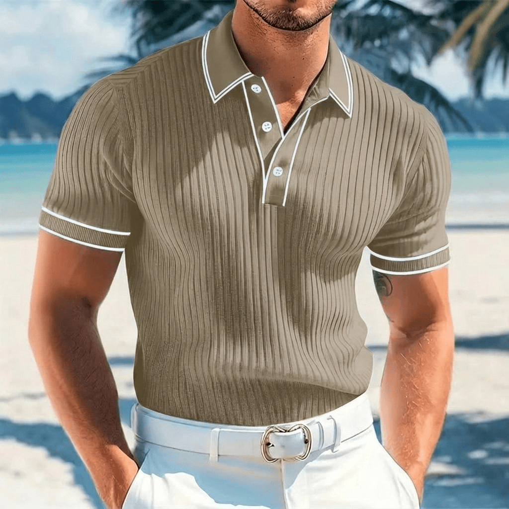 Sandfarbenes geripptes Herren Polo-Shirt; leichtes und vielseitiges Oberteil für warmes Wetter.