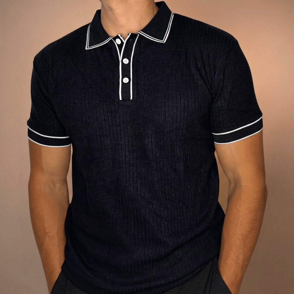 Grünes geripptes Herren Polo-Shirt; atmungsaktives Oberteil ohne Logo für Sport & Freizeit.