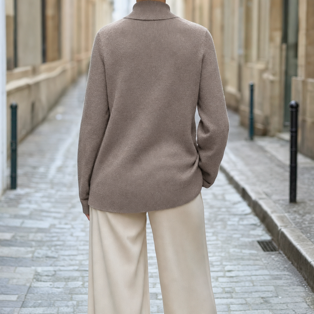 Model trägt stilvollen Damen Rollkragenpullover in Taupe. Kuscheliger Winterpullover, warm & bequem für Herbst.
