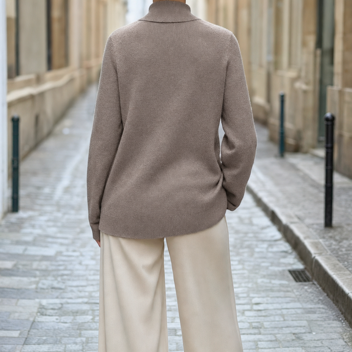 Model trägt stilvollen Damen Rollkragenpullover in Taupe. Kuscheliger Winterpullover, warm & bequem für Herbst.