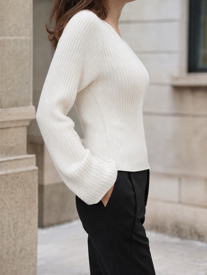 Komfortabler Damen Strickpullover mit weiten Ballonärmeln und Rundhals. Ein stilvolles Oberteil für Herbst-Winter.