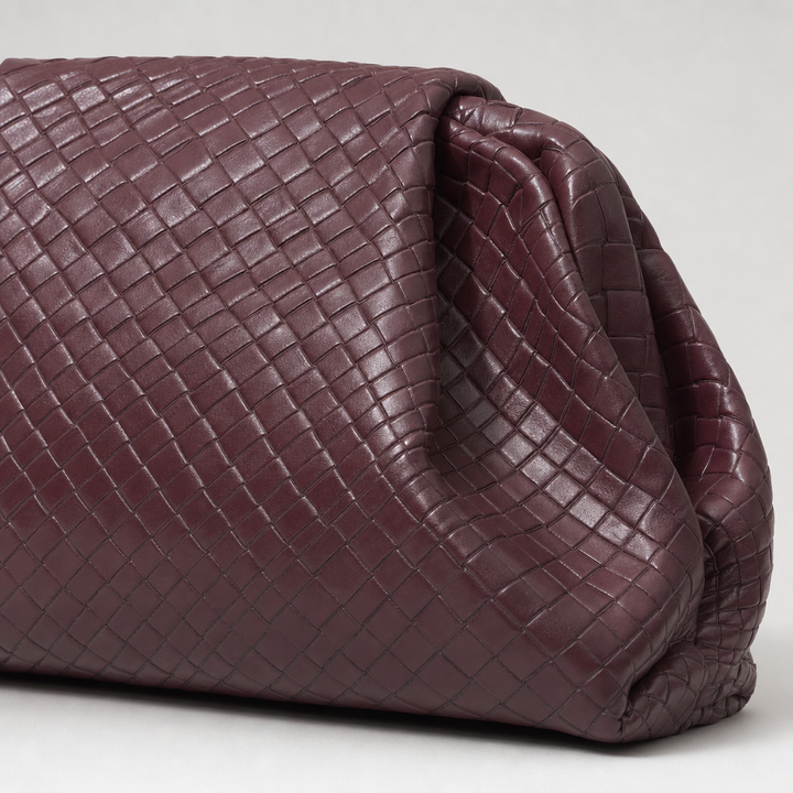 Bordeauxfarbene Damen-Clutch aus weichem Kunstleder, eine elegante Abendtasche. Modisches Accessoire für Stilbewusste.