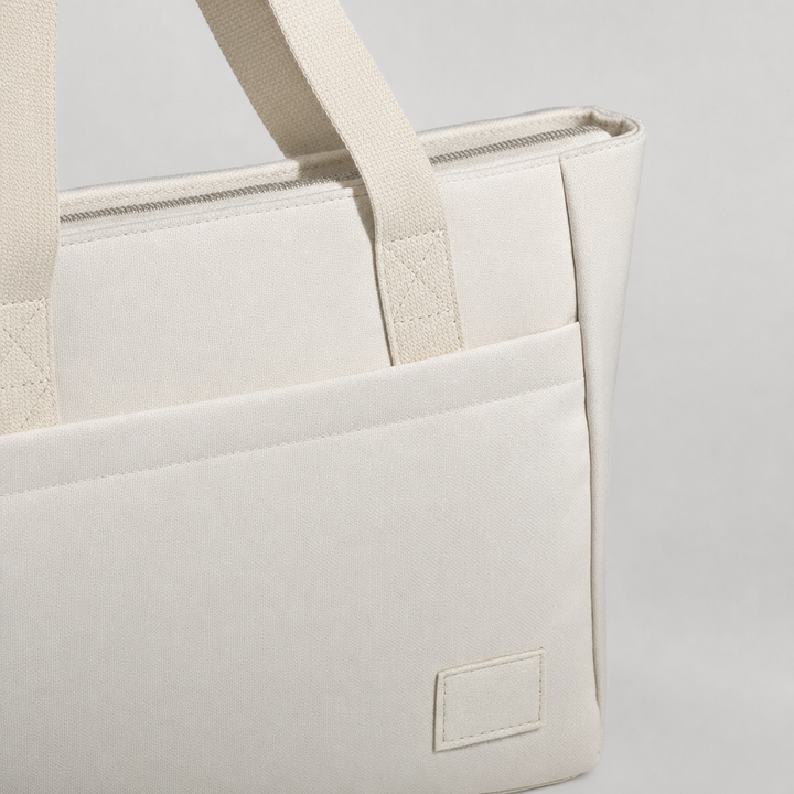 Stilvolle Damen Shopper-Tasche in Creme mit gepolstertem 14-Zoll-Laptopfach; vielseitige Büro- & Alltagstasche.