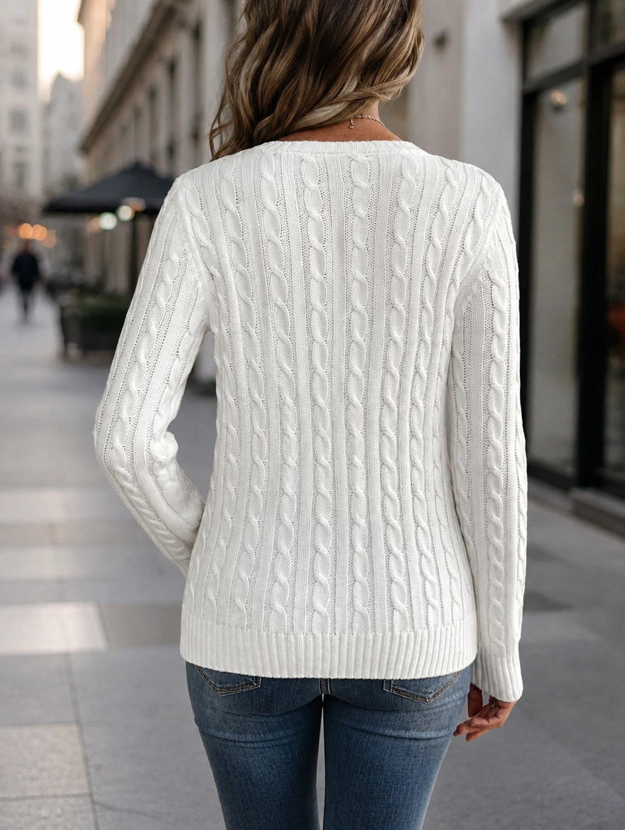 Eleganter weißer Damen Rundhals Strickpullover. Ein vielseitiges Basic für den Alltag, bequem und warm.