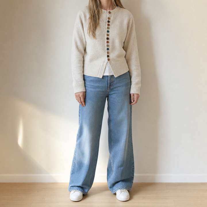 Gemütliche Damen Strickjacke mit farbigen Knöpfen. Perfekt für Freizeit und entspannte Outfits.