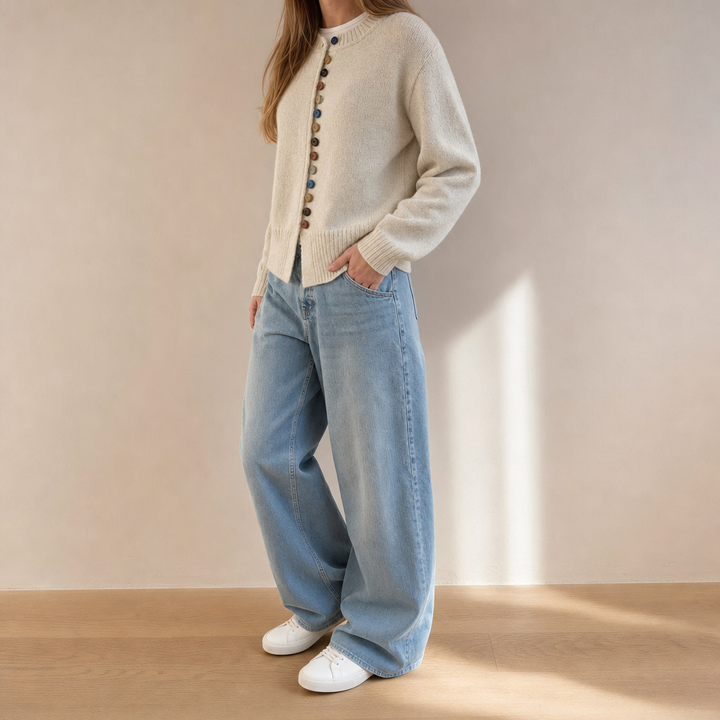 Stilvoller Damen Cardigan mit einzigartigen bunten Knöpfen. Vielseitiges Oberteil für jede Garderobe.