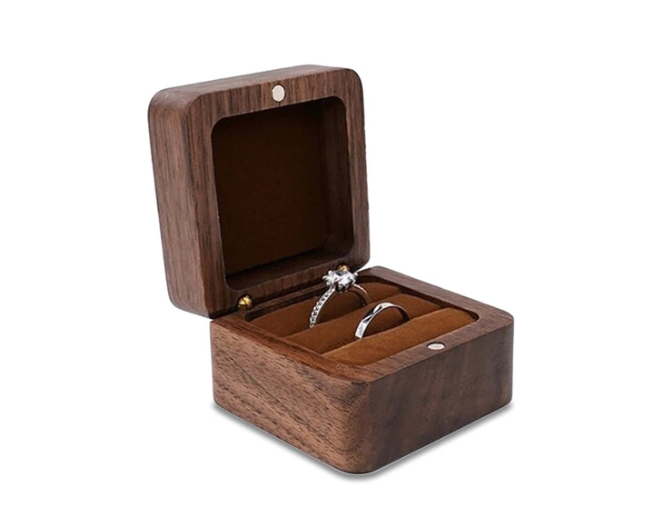 Elegante Schmuckaufbewahrung: Teakholz-Kästchen schützt Ringe & Ohrringe stilvoll vor Staub und Kratzern.