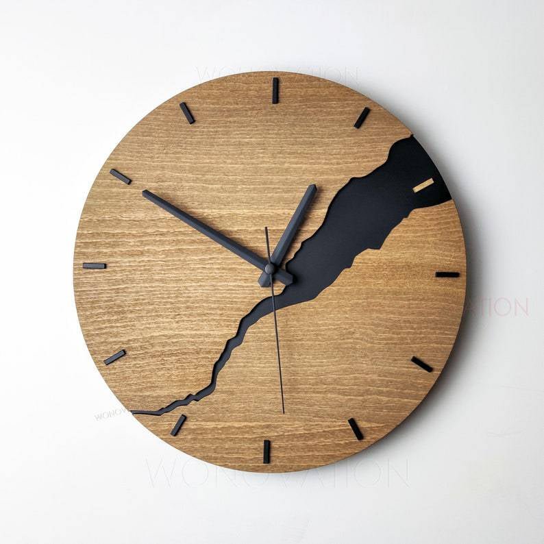 Detailaufnahme der Nuvoro Holzwanduhr: Edle Holzmaserung unterstreicht das zeitlose und rustikale Design.