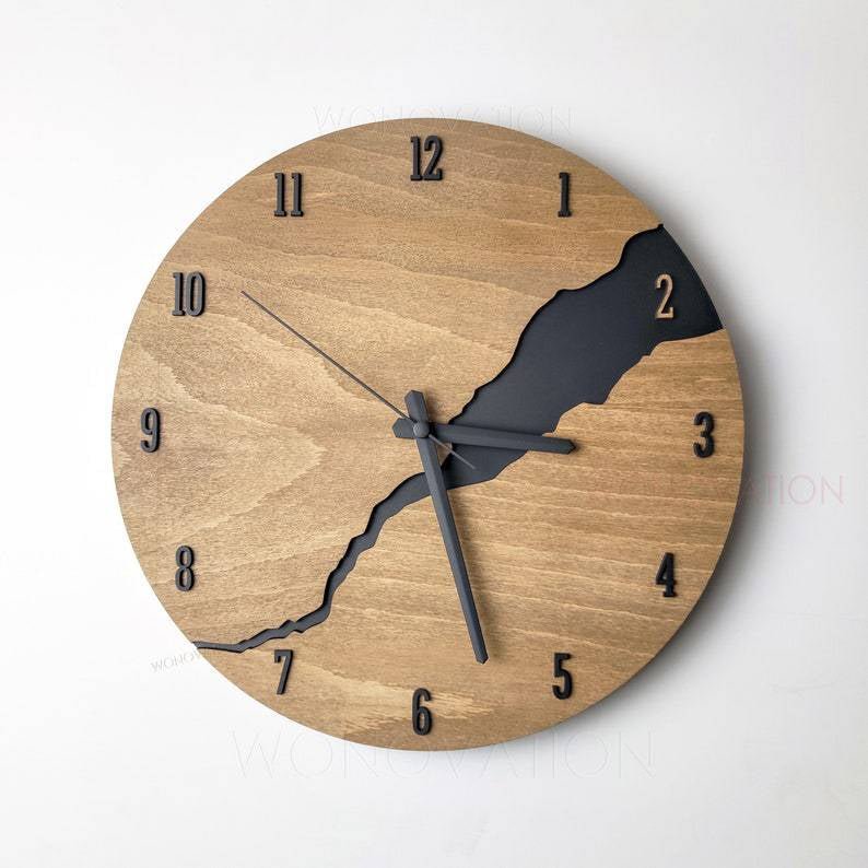 Große minimalistische Holzuhr, ideal als Blickfang im Schlafzimmer oder Büro; moderne Wanddekoration.
