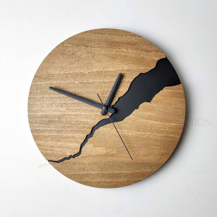 Zeitloser Zeiger an der "Nuvoro" Holzwanduhr: Perfekte Kombination aus Naturholz und modernem Design.