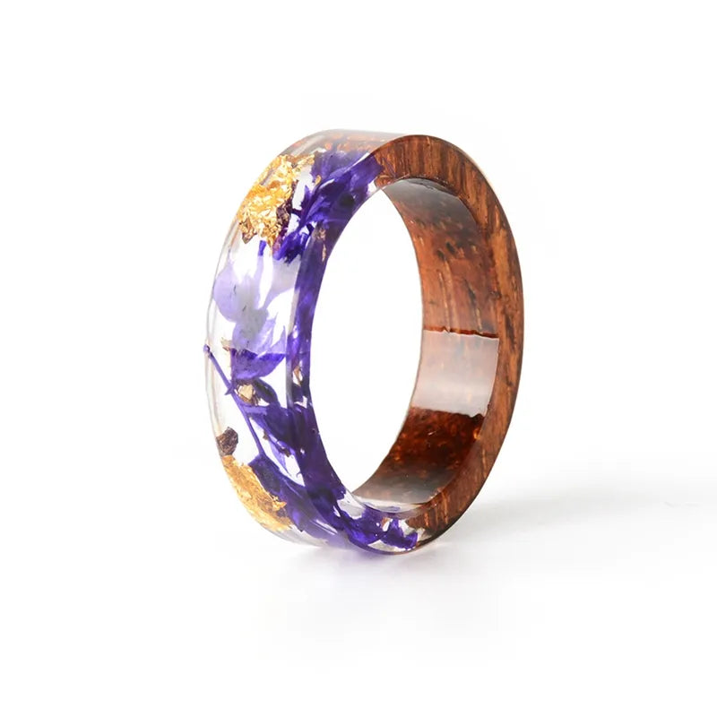 Modernes Accessoire: Handgefertigter Holzharzring, unisex, in farbenfroher Eleganz und Natur-Optik.