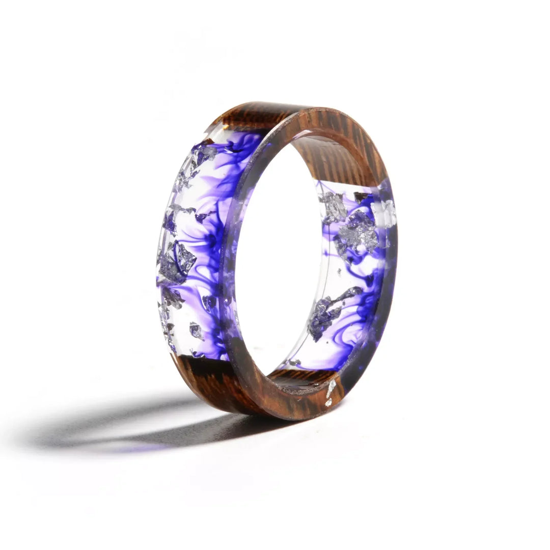 Handgefertigter Unisex-Holzharzring in leuchtenden Farben; modernes Schmuckstück mit Naturdesign.