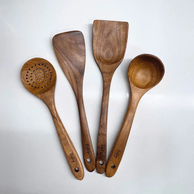 Großes Küchenhelfer-Set aus Naturholz: Kochlöffel, Spatel & weitere Utensilien. Antihaftschonend.