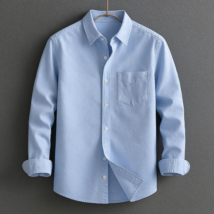 Modernes Slim-Fit Herrenhemd mit elegantem Umlegekragen. Perfekt für den stilvollen Business-Look oder Freizeit-Outfits.