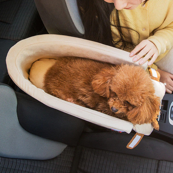 Leichte beige Hundereisbox für kleine Hunde, ideal als tragbares Autobett für sicheres Reisen.