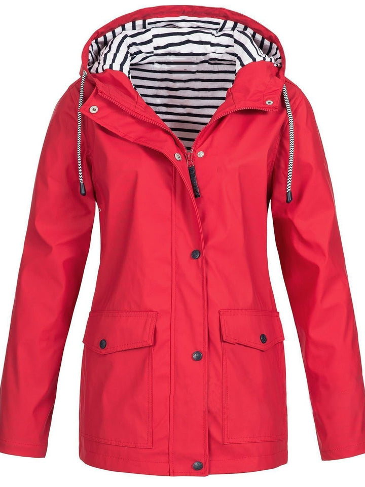 Herbstliche Damenjacke: Moderner, wasser- & winddichter Trenchcoat. Ideale Übergangsjacke für Frauen.