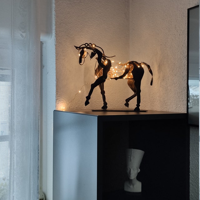 Einzigartige handgefertigte Pferdefigur aus Eisen, moderne Metallskulptur als stilvolles Wohnaccessoire. Zeitlose Tier-Dekoration.