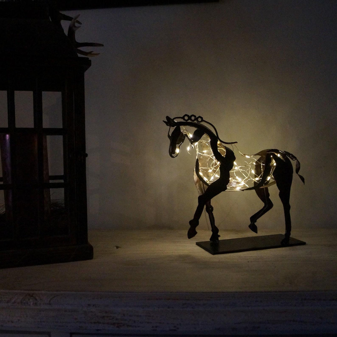 Kunstvolle Metall Pferdefigur, handgeschmiedete Tier-Skulptur. Elegante Dekoration für ein modernes Zuhause. Tolle Geschenkidee.
