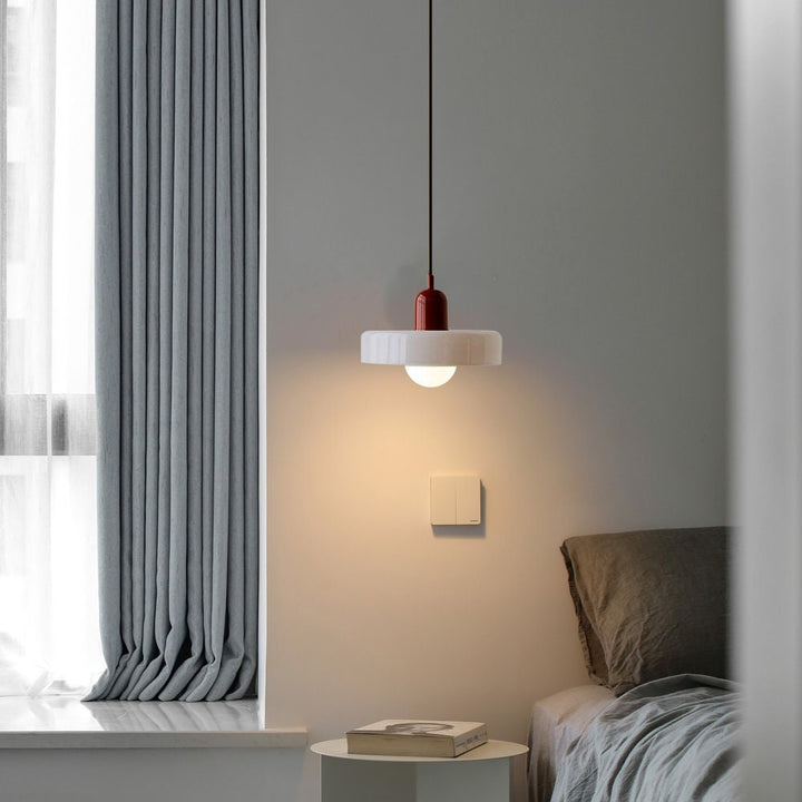 Wohnzimmerlampe: Elegante Buntglas-Pendelleuchte im Bauhaus-Design, modernes Licht.