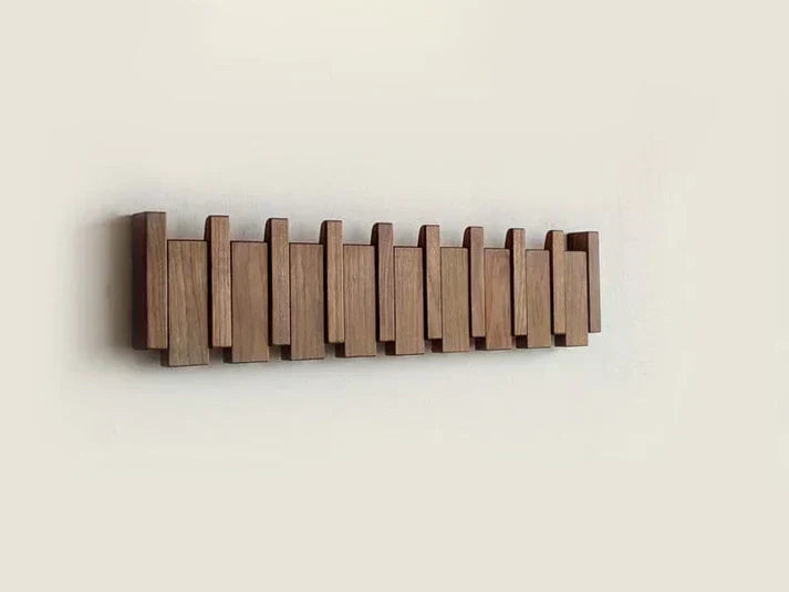 Klavier Wandgarderobe im stilvoll eingerichteten Flur. Organisation und Eleganz für Ihr modernes Zuhause.
