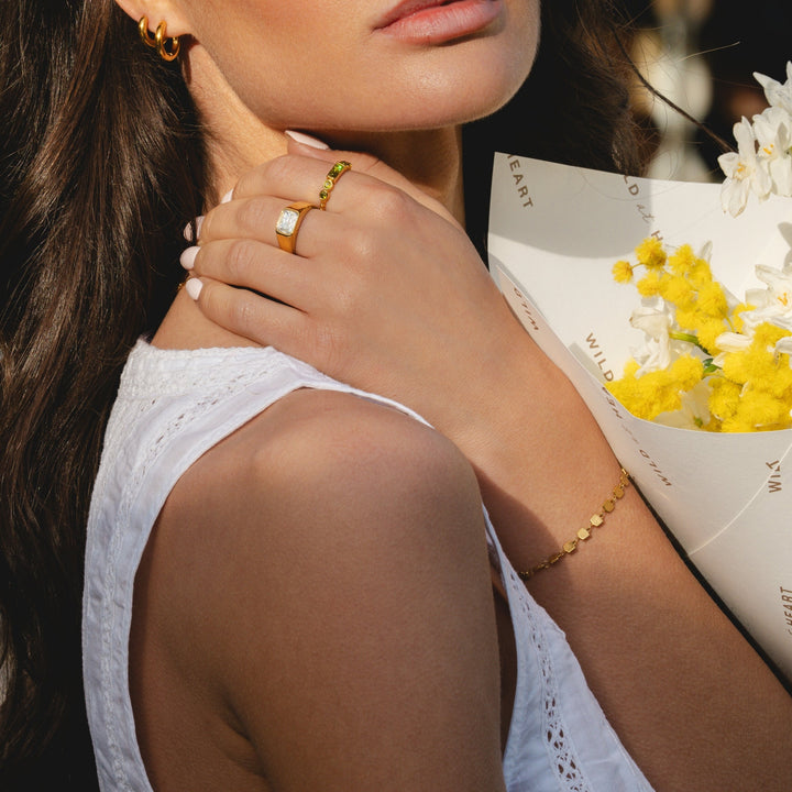 Verstellbares Square Link Armband für Damen, aus wasserfestem Edelstahl in Gold. Minimalistischer und moderner Schmuck.