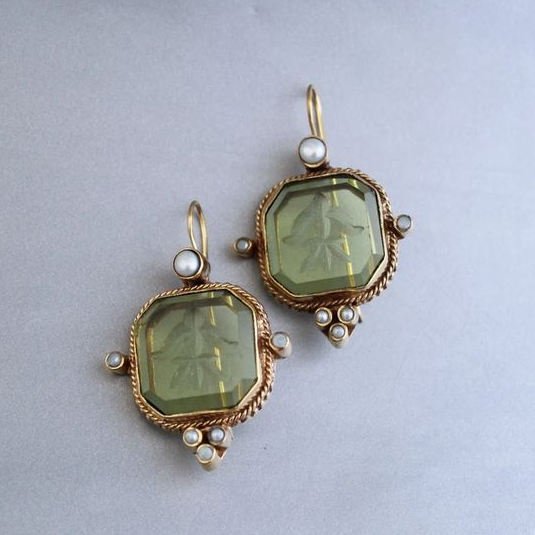 Elegante Damen Vintage Ohrringe in Grün mit glänzenden Perlen, ein stilvolles Schmuck Accessoire.